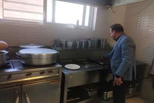 بازدید رئیس مرکز بهداشت آباده از مراکز تهیه و توزیع مواد غذایی 