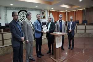 مدیر برتر بهداشت فارس معرفی شد افتخارآفرینی رئیس مرکز بهداشت آباده در سایه تلاش‌های جهادی