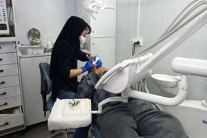 ارائه خدمات رایگان دهان و دندان توسط دندانپزشکان شبکه بهداشت و درمان شهرستان آباده در اردوی جهادی حشمتیه