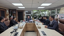 نشست هم‌اندیشی بررسی وضعیت موجود،مسئولین بهداشت و درمان شهرستان آباده با معاون  دانشگاه علوم پزشکی شیراز